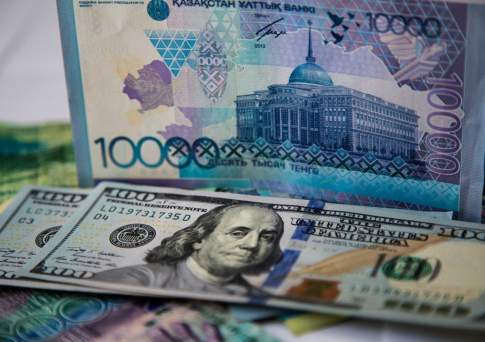 На торгах KASE тенге укрепился на 7,69 тенге